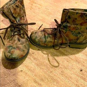 AMAZING FLORAL LACE UP BOOTS
